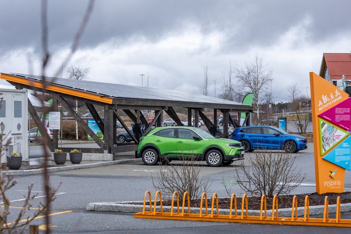 Takene på de to carportene huser totalt 138 solcellepaneler som gir strøm til både batteriet og til de parkerte elbilene. <i>Foto:  TUM Studio</i>
