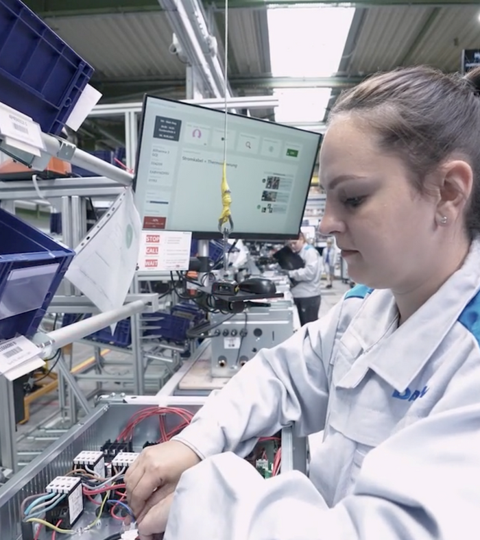 Daikin Manufacturing gir alle arbeidsinstrukser digitalt til sine operatører.