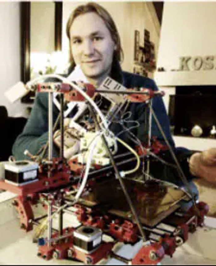 Nicolai lagde 3D-maskin før det ble vanlig. Med den printer han shotglass, ugler, Yoda og annet.