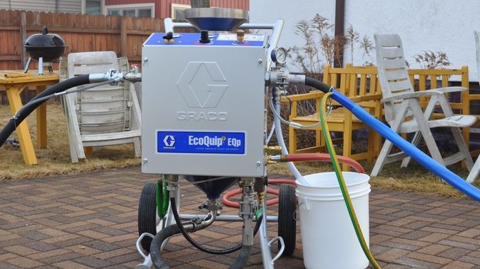 Våtsandblåseren Graco EcoQuip reduserer svevestøvet med opptil 92 prosent, samtidig som det bruker minimalt med vann. <i>Foto:  J. S. Cock</i>