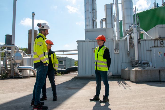 IFEs Fred Martin Kaaby (t.h.) på biogassanlegget med Eystein Helland (hvit hjelm) og Henrik Jenssen i Air Liquide Skagerrak. Høye drivstoffpriser og utsikter til økte CO2-avgifter gjør metan stadig mer attraktivt. <i>Foto:  TUM Studio</i>