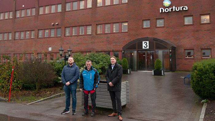 Fra venstre Espen Granås, Regional Manager i Schneider Electric, Steinar Elgvin, teknisk sjef på Nortura Tønsberg, og Svenn Erik Bredesen, salgsingeniør i Schneider Electric.