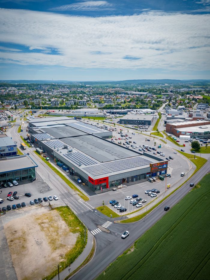 Tune Handelspark huser en rekke butikker. Solcelleanlegget på taket er det største i Sarpsborg, og det er god plass til å utvide. <i>Foto:  TUM Studio</i>