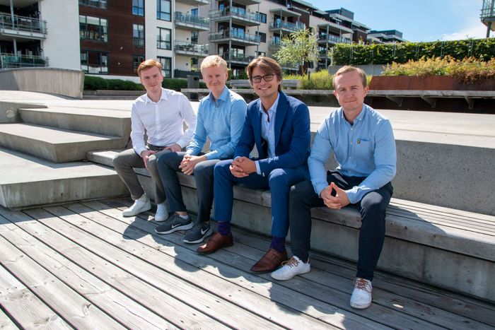   Accentures prosjektleder Lars Nydal Johansen sammen med NTNU-studentene Ole-Christian Bjerkeset, Peter Nikolai Sundgaard og André Egeli. Foto: TUM Studio 