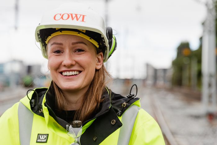 Søker kolleger: COWI søker nå en rekke nye kolleger som vil jobbe med jernbane – både erfarne og mindre erfarne. Stine Erstad Hestetræet har jobbet med VA-løsninger på Nygårdstangen-Bergen-Fløen. <i>Foto:  Nils-Roe Fjørtoft</i>