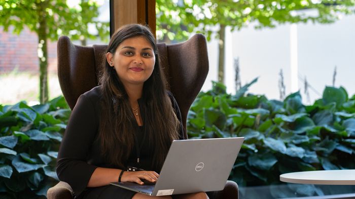 – Vi har et veldig mangfoldig team, både når det gjelder kultur, språk og kompetanse, forteller Anupma Kumari, som nylig ble ansatt som Full Stack Software Developer i DNVs Veracity Data Platform.  <i>Foto:  TUM Studio</i>