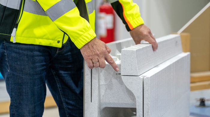 Eivind Olsen i Bewi forteller at de har jobbet tett med profesjonelle brukere under utviklingen av Jackopor Ringmur RA. <i>Foto:  TUM Studio</i>