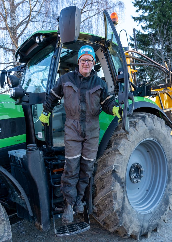 – Jeg har fått Trond til å spesialbygge førermiljøet slik at jeg sitter best mulig i traktoren, forteller Bjørn Haga. <i>Foto:  TUM Studio</i>