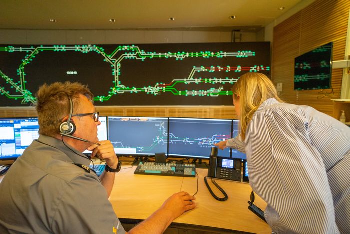 Tommy Nilsen (trafikkleder) og Irene Johannessen (Train Operations Lead CBTC) i driftssentralen der T-banetrafikken styres. Foto: TUM Studio 