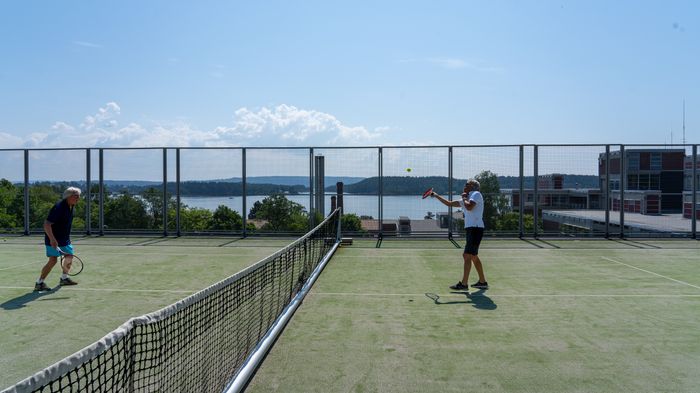 – Vi har kanskje en av Norges beste tennisbaner med magisk utsikt over Oslofjorden, forteller Romeo. <i>Foto:  TUM Studio</i>