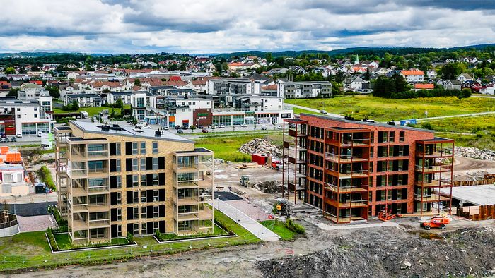 Arkitekten på Verket Panorama i Verksbyen i Fredrikstad har integrert vanlige solcellepaneler i designet, som gir et mye hyggeligere kostnadsbilde. <i>Foto:  TUM Studio</i>