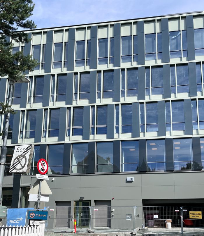 Solcellespesialisten har levert 170 custom moduler fordelt på to fasader til Teknostallen i Teknobyen i Trondheim. <i>Foto:  Solcellespesialisten</i>