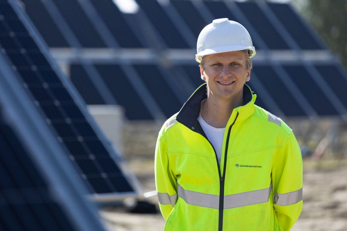 Aksel Pettersen er Solcellespesialistens fremste ekspert på solparker og bakkemonterte solcelleanlegg. <i>Foto:  TUM Studio</i>