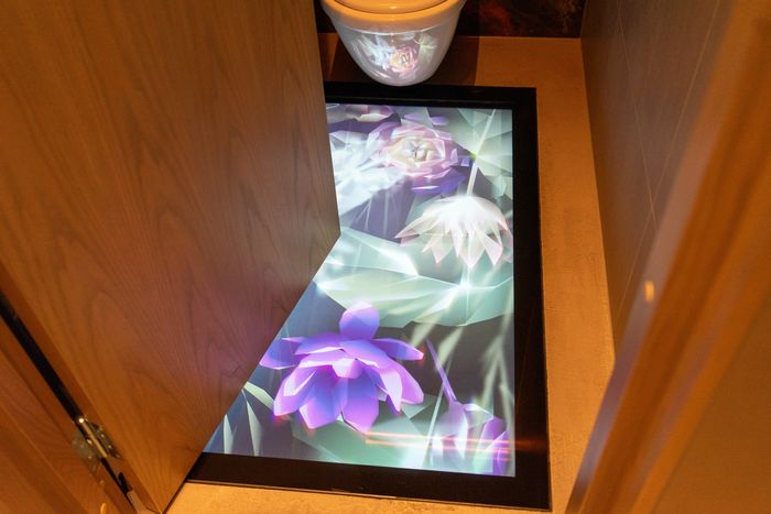 Digital kunst på skjermer spredt rundt i lokalet - også innfelt i toalettgulvet. <i>Foto:  TUM Studio</i>