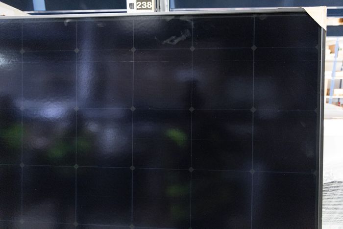 Bussbars og cellefingre ligger på baksiden. Sammen med økt cellestørrelse er dette det mest effektive panelet Solcellespesialisten tilbyr nå. <i>Foto:  TUM Studio</i>