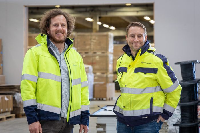 Ulrik Rør og Lars Kristian Aasbrenn på lageret til Solcellespesialisten i Fredrikstad. <i>Foto:  TUM Studio</i>