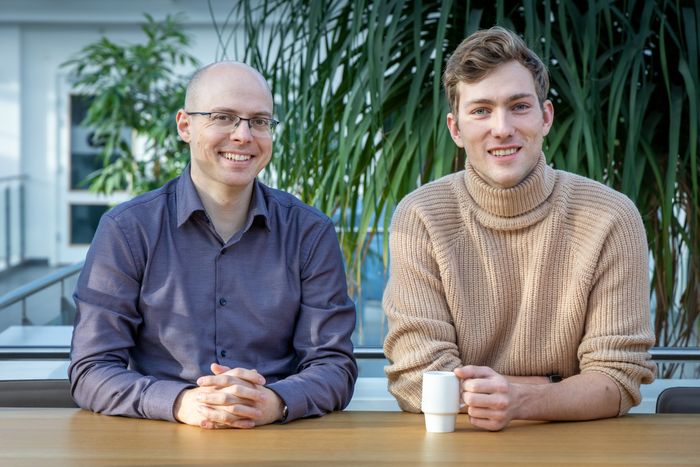  Ole Martin Engh og Marius Kaasbøll trives med arbeidsoppgavene i DNB. <i>Foto:  TUM Studio</i>