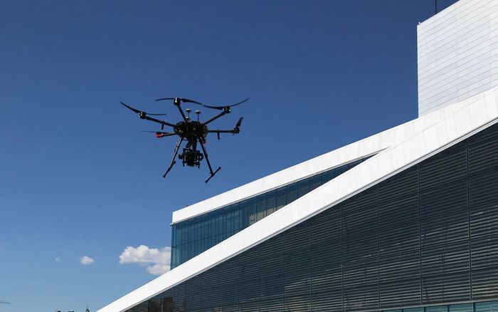 I luften over Operaen. Statsbygg bruker droner både til inspeksjon av tak og til vask av vegger. <i>Foto:  Statsbygg</i>