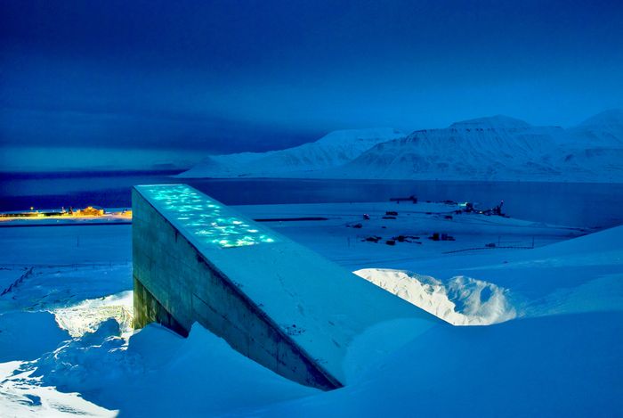   <i>Frøhvelvet i Longyearbyen på Svalbard er verdens største sikkerhetslager for frø. Det stiller spesielle krav til forvaltningen av bygget. Foto: Statsbygg/Jaro Hollan </i>