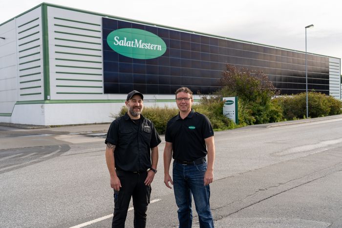 Ketil Heie og Jan Børge Aune i Salatmestern er fornøyd med solcelleanlegget, som er på 158,6 kWp. 60 kWp av dette er på fasaden av fabrikken. <i>Foto:  TUM Studio</i>