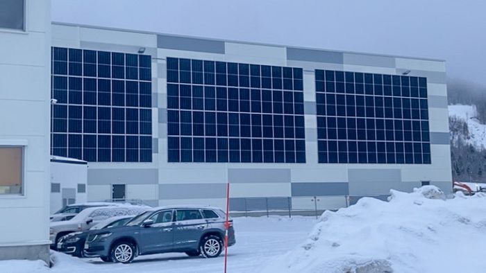 Lageret til Rema 1000 i Narvik har solcelleanlegg på flere av fasadene, i tillegg til et stort anlegg på taket. <i>Foto:  Solcellespesialisten</i>