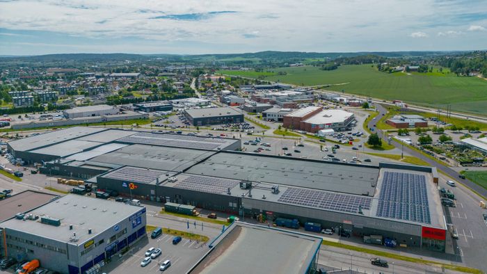 Solcellespesialisten er Norges største leverandør av solcelleanlegg, og leverer anlegg til alt fra enebolig til store anlegg på næringsbygg . Her fra Tune Handelspark i Sarpsborg. <i>Foto:  TUM Studio</i>