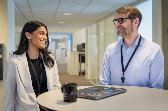 Begge kollegaene er bevisst på samfunnsansvaret til jobbene de gjør.