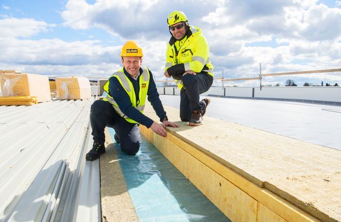 Bjørn Henrik Christoffersen og Paul Messa viser frem Robust-produktene på taket i Fredrikstad. <i>Foto:  Paal-André Schwital, Metro Branding</i>