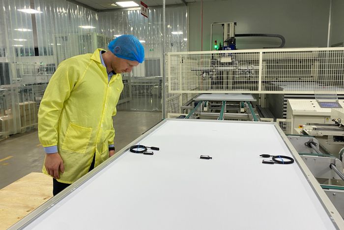 <span>Anders inspiserer tilkoblingene på baksiden av et modul i en av fabrikkene. </span><span>Foto: Solcellespesialisten</span>