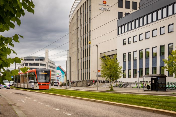 Statens vegvesen er lokalisert sentralt i Bergen, med holdeplass for Bybanen rett utenfor. <i>Foto:  TUM Studio</i>