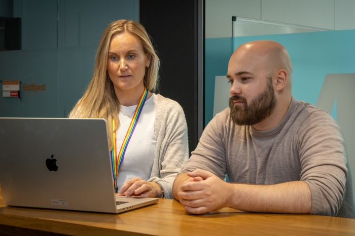 Kine og Even setter pris på det tverrfaglige miljøet, som gjør det inspirerende å løse problemer sammen. <i>Foto:  TUM Studio</i>