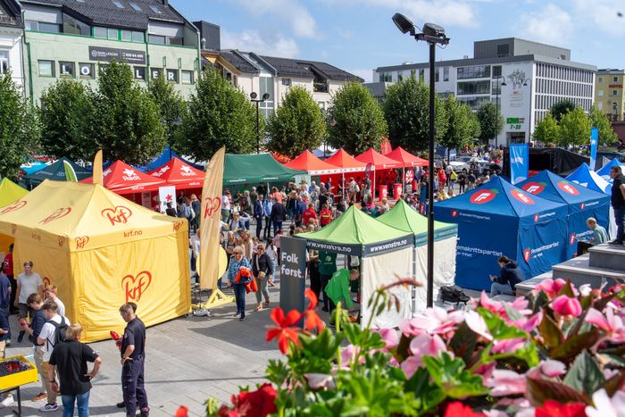 Hvert år setter Arendalsuka den idylliske Sørlandsbyen på hodet.  <i>Foto:  TUM Studio</i>