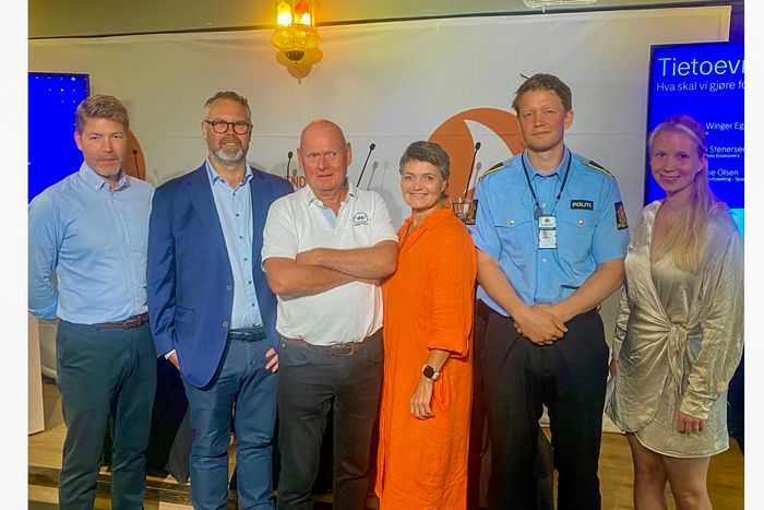 Debatt under Arendalsuka: Eirik Nøren Stenersen (Oslo Economics), Gunnar Koren (Tietoevry Banking), Einar Haukaas (Aftenposten), Nina Merethe Olsen (Sparebanken Sør), Eirik Berg Thorsrud (politiet) og Fernanda Winger Eggen (Abelia).  <i>Foto:  Tietoevry</i>