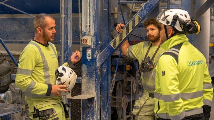 – De ansattes erfaring er uvurderlig når vi møter nye utfordringer, sier fabrikksjef Larsen.  <i>Foto:  TUM Studio</i>