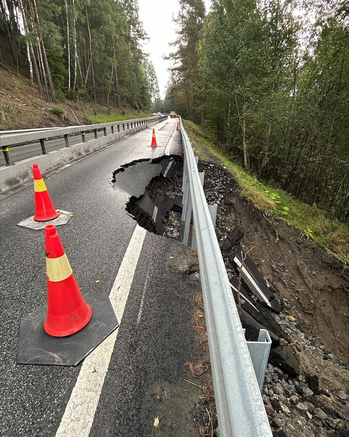 Det var store skader på veien ved E16 Eggemoen. <i>Foto:  Statens vegvesen</i>