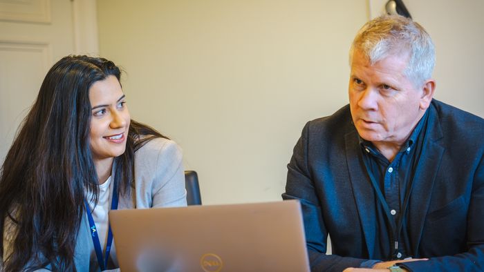 Juhi Saigal sammen med sikkerhetssjef i DNV, Arnfinn Tønnessen. <i>Foto:  TUM Studio</i>