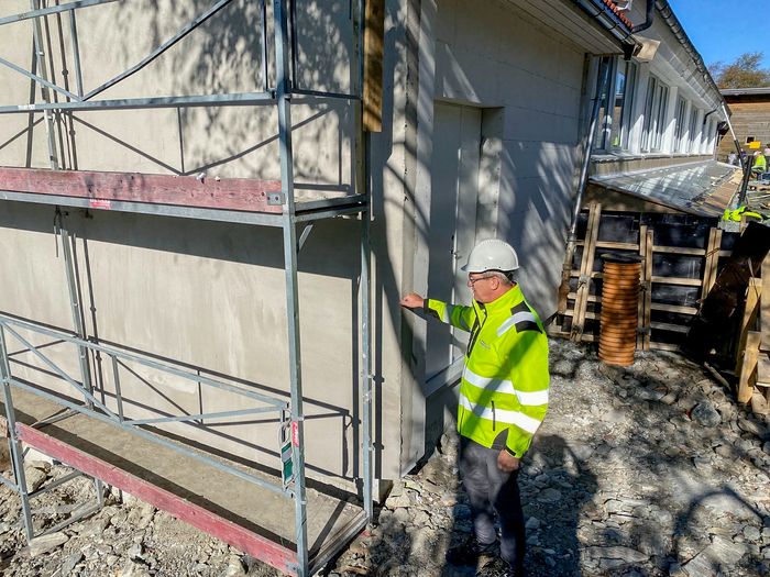 Finn Tore Nilsen viser frem det nye tilbygget på Garnes skole. <i>Foto:  Weber</i>