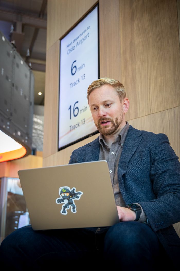 Halvor Singh-Evensen forteller stolt om Cloudians nye GPUDirect-støtte mens han venter på flytogets neste avgang. <i>Foto:  TUM Studio</i>