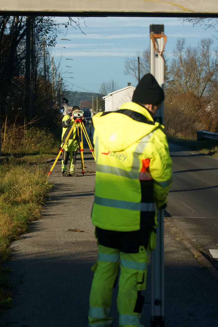 Deteksjon av endringer i høyde krever setningsnivellement over lange avstander til fast fjell. <i>Foto:  Scan Survey</i>