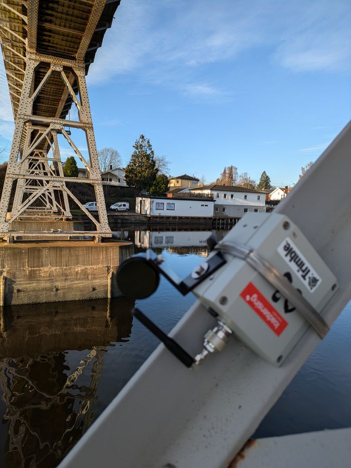 Trådløse tilt-sensorer med landmålingsprismer er montert på alle brofundamentene. <i>Foto:  Scan Survey</i>