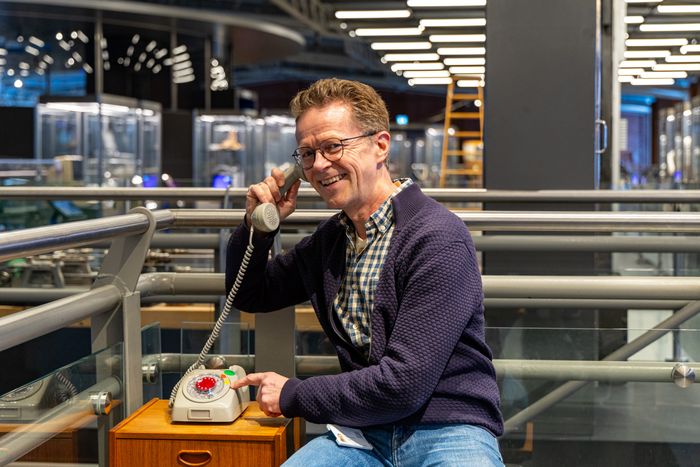 Yngre besøkende som ikke er kjent med analoge telefoner synes det er veldig morsomt å prøve det ut i praksis, sier Dag Andreassen. <i>Foto:  TUM Studio</i>