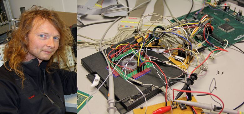 Gunnar Tufte forsker blant annet på «evolvable hardware» som maskinen avbildet til høyre. I den sirkulære enheten (micro electrode array) utforskes egenskapene til for eksempel karbon-baserte nanorør. <i>Bilde:  Harald Brombach</i>