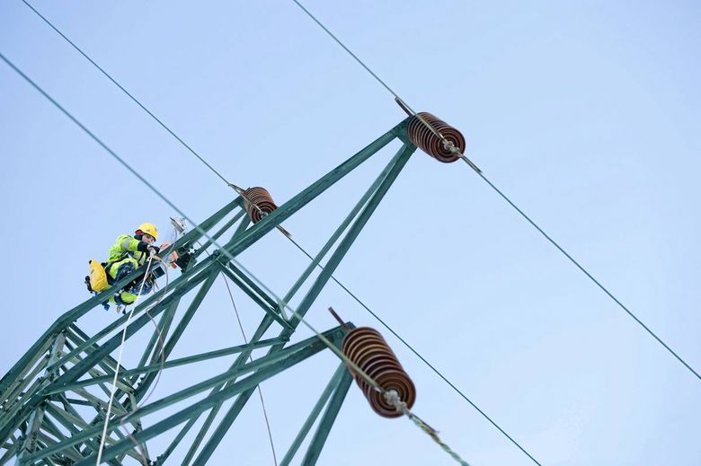 Strømnettet blir utsatt for stadig tøffere påkjenninger i forbindelse med klimaendringene, noe som krever mer vedlikehold. <span>Foto: Helge Hansen</span>