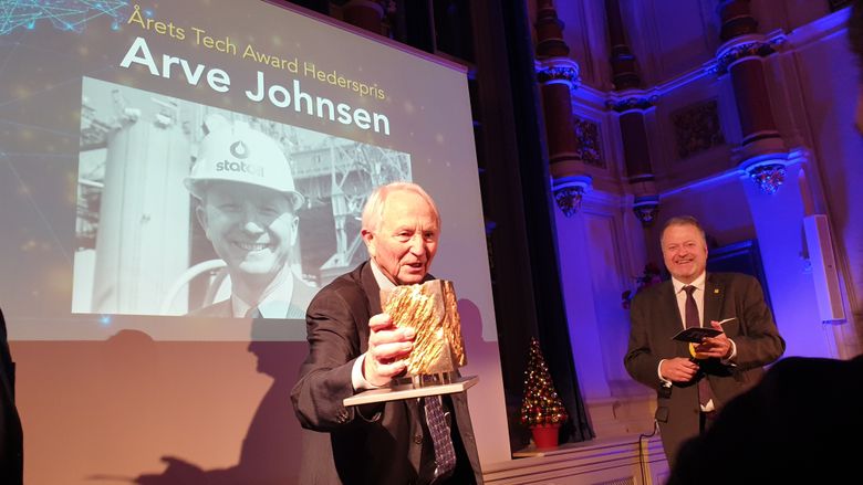 Staoils første sjef Arve Johnsen fikk hedersprisen under Norwegian Tech Awards 2019. Til høyre TUs sjefredaktør . an M: Moberg. <i>Foto:  Ole Petter Pedersen</i>