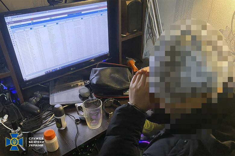 Hackeren foran det som trolig er hans egen PC-skjerm. <i>Foto:  Sluzhba bezpeky Ukrayiny</i>