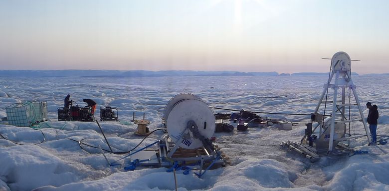 Et av feltprosjektene professor Alun Lloyd Hubbard leder på Grønland, dreier seg om å bore til bunnen av innlandsisen for prosjektet «MARCH4G – Microbial Production and Release of Methane from the Greenland Ice Sheet». Dette er et samarbeidsprosjekt mellom en rekke universiteter i Europa, hvor det subglasiale mikrobielle økosystemet og dets produksjon av metan fra Grønlandsisen er i fokus. <i>Foto:  Alun Lloyd Hubbard</i>