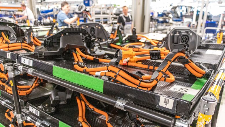 Disse ledningsnettene fra en ukrainsk leverandør skal inn i elbiler produsert ved Volkswagens fabrikk i Zwickau i Tyskland. Da leveransene stoppet opp etter krigsutbruddet ga det produksjonsstans.   <i>Foto:  Marius Valle</i>
