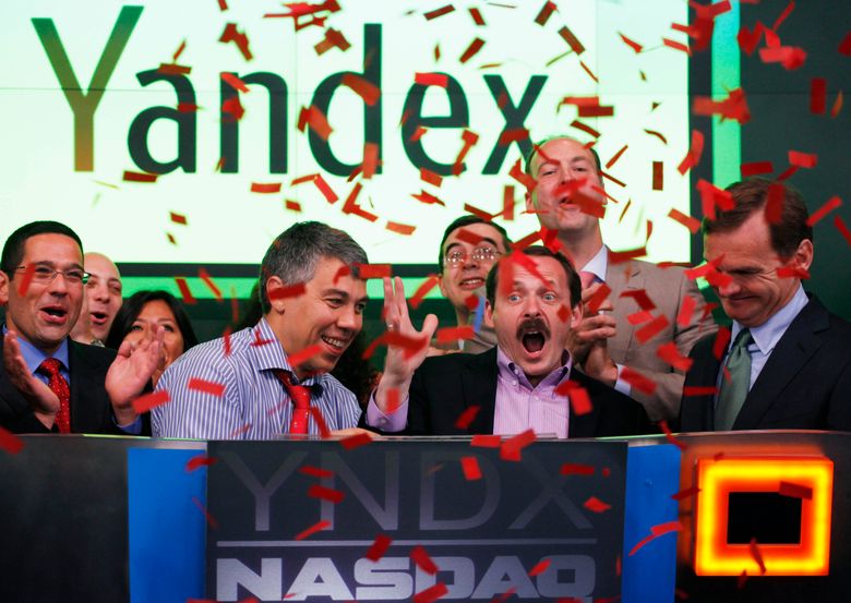 Russiske Yandex ble børsnotert i New York 24. mai 2011. Grunnlegger Arkadij Volozj og teknologisjef Ilja Segalovitj feirer. <i>Foto:  Mark Lennihan/AP/NTB</i>