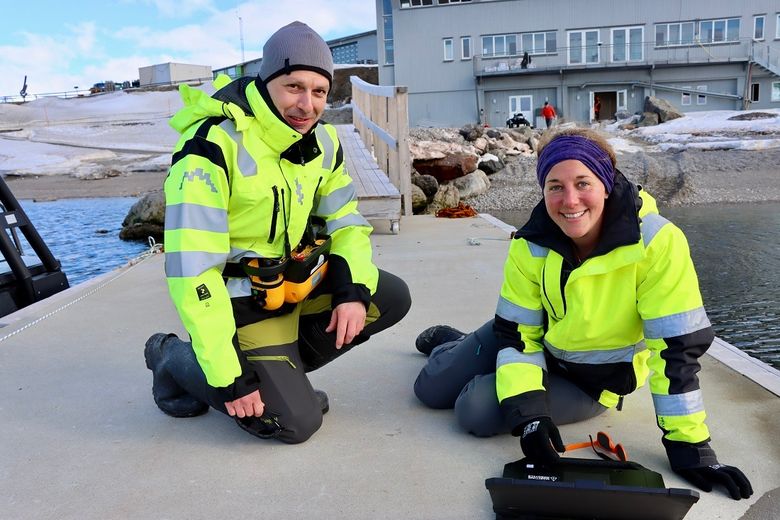 Emily Venables og Tomasz Piotr Kopec fra Universitetet i Tromsø deltok med den ubemannede båten Apherusa, som gjorde akustiske målinger samt målinger av temperatur, saltholdighet og dybde i vannet. <i>Foto:  Live Oftedahl</i>