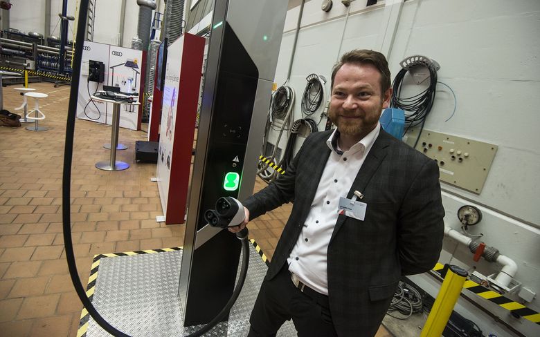 Alexander Claus i Audis ladegruppe poserer med ladekabelen for TU i Berlin 20. mars 2018. <i>Foto:  Mathias Klingenberg</i>